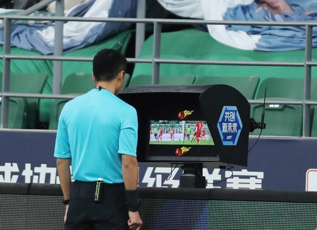 中超争议判罚根源:领导要VAR多介入 违背FIFA原则